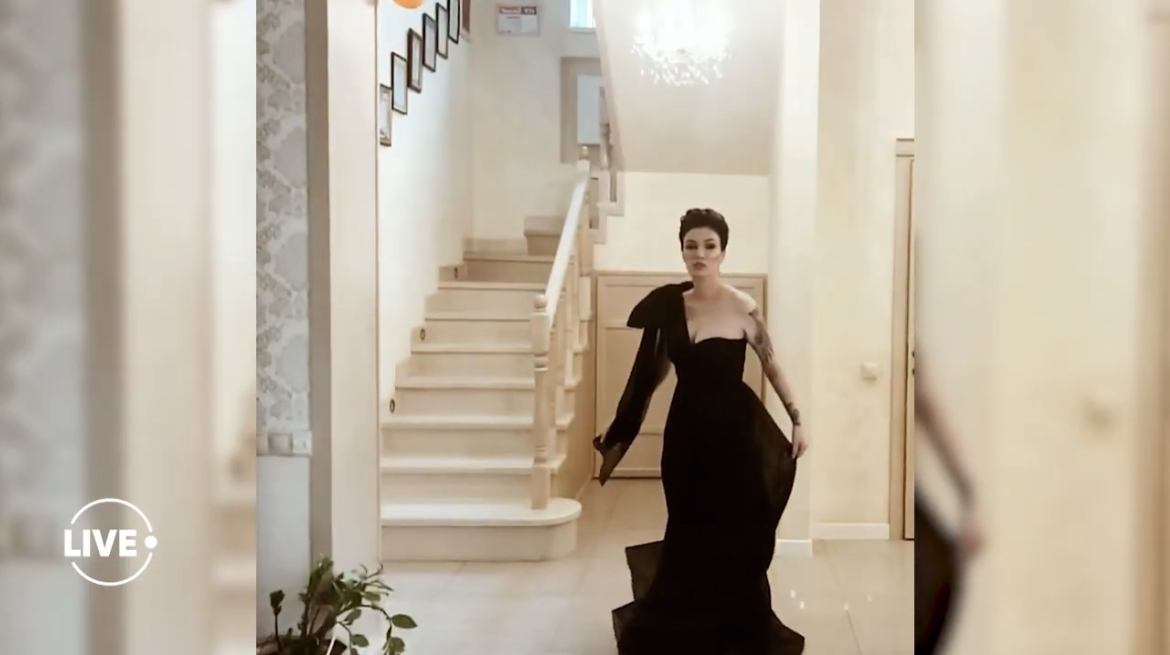 Как выглядит дом Анастасии Приходько под Киевом: крытый бассейн и беседка для барбекю